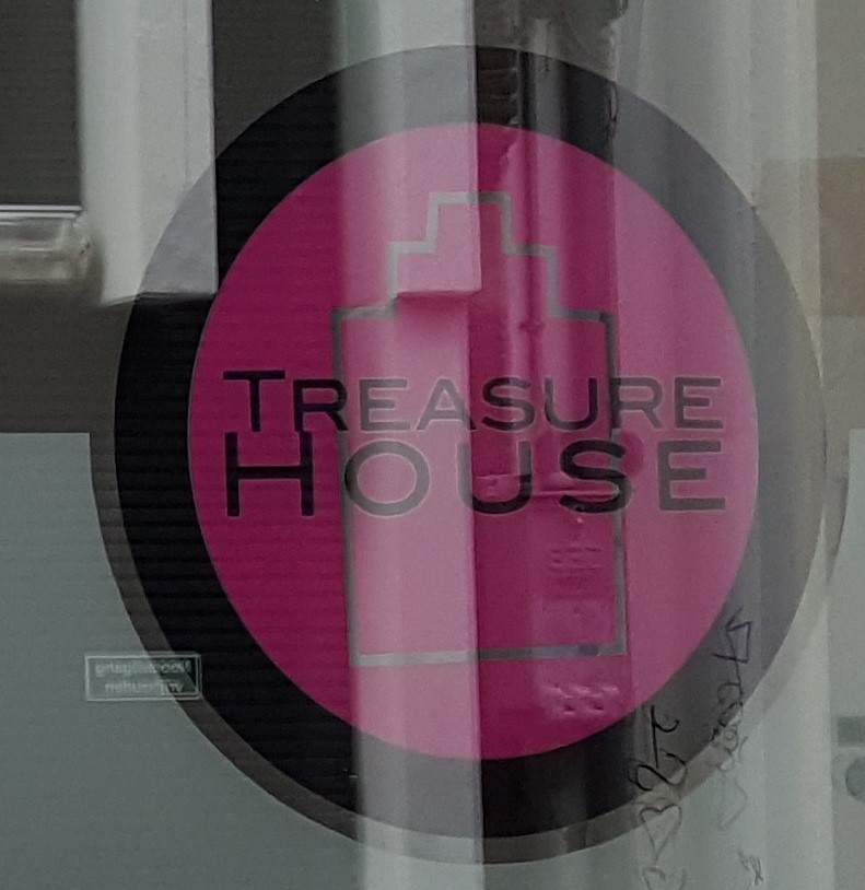Treasure House logo op raam
